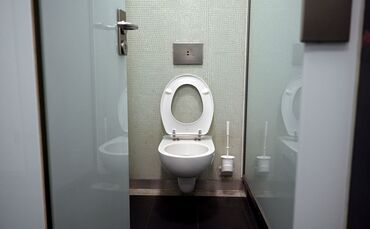 Ein 26-Jähriger filmte laut Gericht Frauen in einer Mannheimer Uni-Toilette bei der Notdurft, griff eine Joggerin an und entblöß