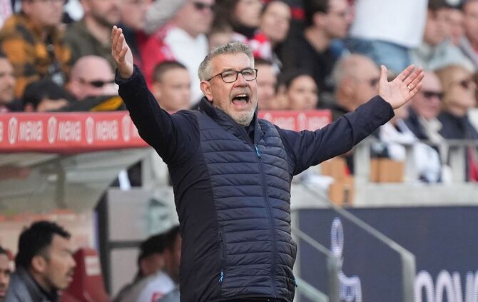 Trainer Urs Fischer sieht den FSV Mainz noch nicht gerettet. (Archivbild)