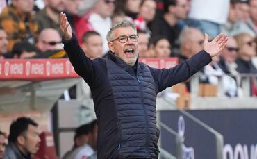 Trainer Urs Fischer sieht den FSV Mainz noch nicht gerettet. (Archivbild)