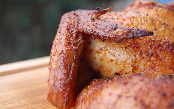 Beliebt auf dem Frühlingsfest: Das halbe Göckele. In den Festzelten ist das Angebot aber weitaus größer. Zur Mittagszeit kann ma