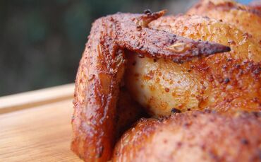 Beliebt auf dem Frühlingsfest: Das halbe Göckele. In den Festzelten ist das Angebot aber weitaus größer. Zur Mittagszeit kann ma