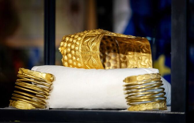 Geraubter antiker Goldhelm sichergestellt