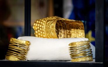 Geraubter antiker Goldhelm sichergestellt