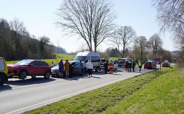 Massen-Crash mit Verletzten auf Bundesstraße
