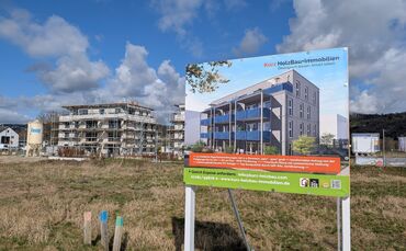 Plakat für Bauprojekt von Kurz Holzbau und Immobilien im Baugebiet Riedwiesen in Winterbach: Baubeginn vielleicht noch in diesem