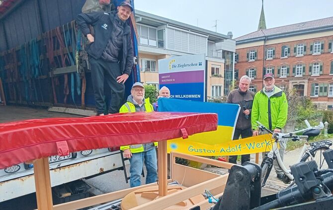 An der Burgstraße hat der Sattelschlepper gehalten, um sieben ausrangierte Pflegebetten aus dem Karlsstift einzuladen.
