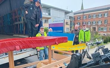 An der Burgstraße hat der Sattelschlepper gehalten, um sieben ausrangierte Pflegebetten aus dem Karlsstift einzuladen.