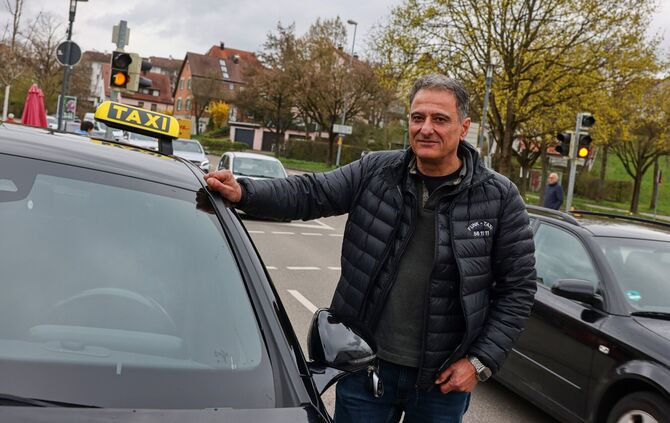 Themistoklis Avgitidis (55) am Taxistand beim Rossmann in Rommelshausen.