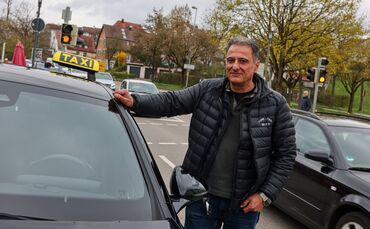 Themistoklis Avgitidis (55) am Taxistand beim Rossmann in Rommelshausen.