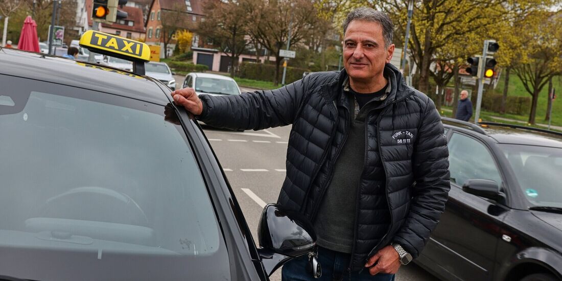 Themistoklis Avgitidis (55) am Taxistand beim Rossmann in Rommelshausen.