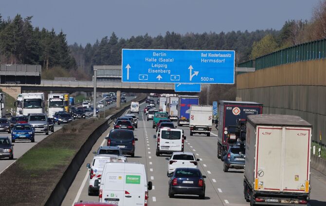 Auf vielen Autobahnen, wie hier auf der A9, herrschte am Donnerstagnachmittag reger Verkehr.
