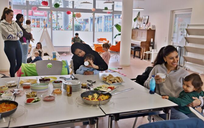 Spieltreffen und Austausch mit türkischem Frühstück in der Amiki-Gruppe im Forum Nord.