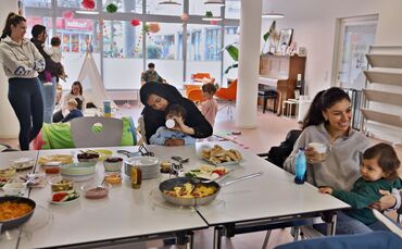 Spieltreffen und Austausch mit türkischem Frühstück in der Amiki-Gruppe im Forum Nord.