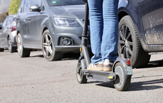 Mit einem E-Scooter auf der Straße zu fahren ist zwar erlaubt, doch kommt es leicht zu gefährlichen Situationen.