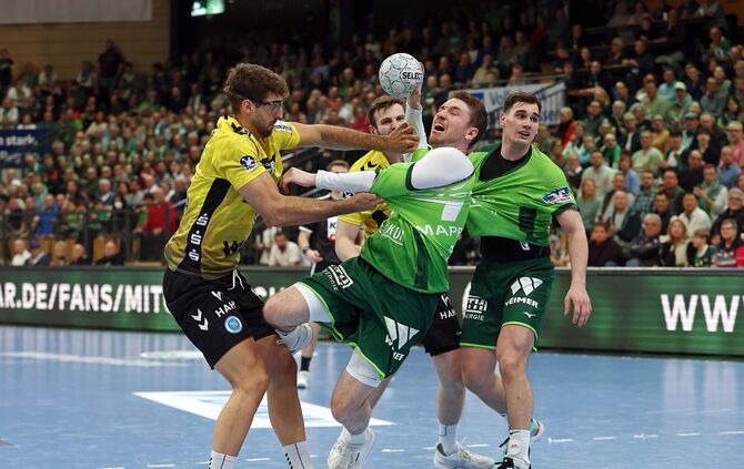 Der TVB hatte Mühe mit den Angreifern der HSG Wetzlar. Hier versucht Toni Serradilla (links), den HSG-Spielmacher Dominik Mappes