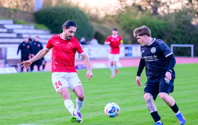 Mert Ali Icmez (in Rot) im Duell mit Oberensingens Simon Gorr.