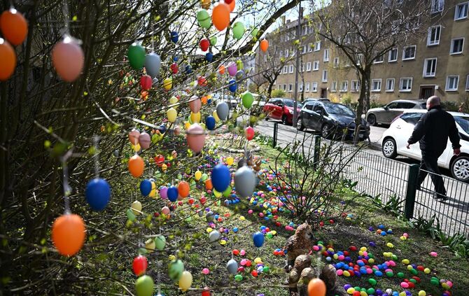 Vor Ostern in Berlin - Straße ist mit tausenden Eiern dekoriert