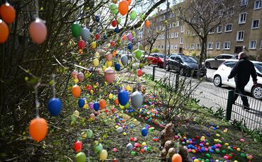 Vor Ostern in Berlin - Straße ist mit tausenden Eiern dekoriert