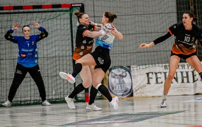 Die BHC-Linkshänderin Svenja Mann (weißes Trikot) war im Hinspiel kaum zu bremsen. Hier indes schafft es Kimberla Gisa (links To