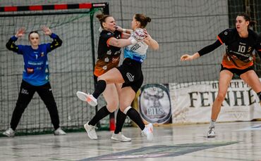 Die BHC-Linkshänderin Svenja Mann (weißes Trikot) war im Hinspiel kaum zu bremsen. Hier indes schafft es Kimberla Gisa (links To