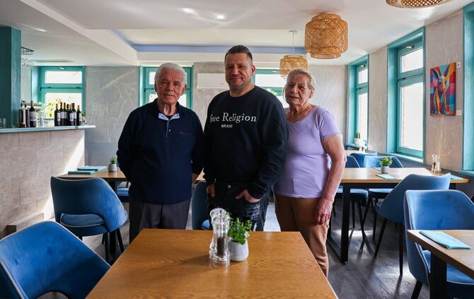 "Filia"-Inhaber Evangelos Manos mit seinen Eltern Katerina Manou und Manolis Manos. Das Restaurant in Waiblingen geht nur mit vi