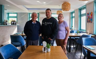"Filia"-Inhaber Evangelos Manos mit seinen Eltern Katerina Manou und Manolis Manos. Das Restaurant in Waiblingen geht nur mit vi