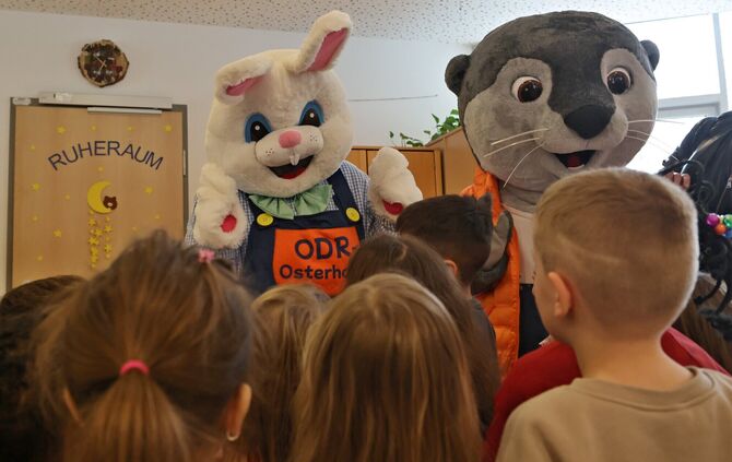 Überraschung im Kinderhaus Pfarrstraße: Besuch vom ODR-Osterhasen und seinem Freund, dem Otter Odri.