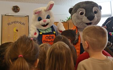 Überraschung im Kinderhaus Pfarrstraße: Besuch vom ODR-Osterhasen und seinem Freund, dem Otter Odri.