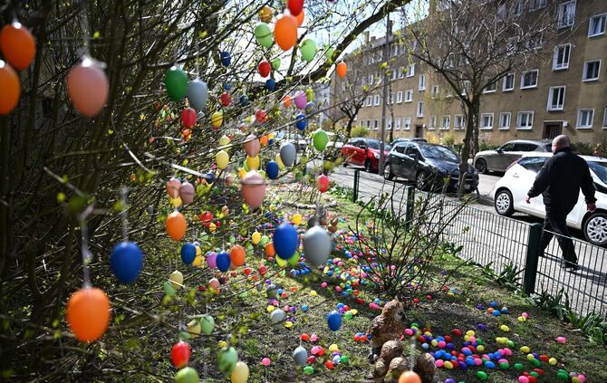Vor Ostern in Berlin - Straße ist mit tausenden Eiern dekoriert