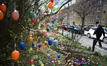 Vor Ostern in Berlin - Straße ist mit tausenden Eiern dekoriert