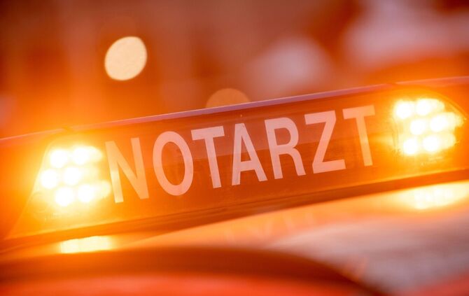 Ein Motorradfahrer stirbt trotz notärztlicher Versorgung noch an der Unfallstelle. (Symbolbild)