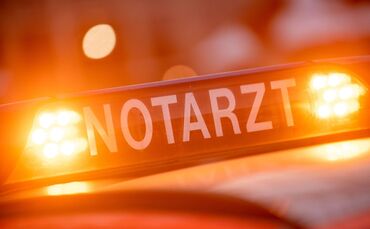 Ein Motorradfahrer stirbt trotz notärztlicher Versorgung noch an der Unfallstelle. (Symbolbild)