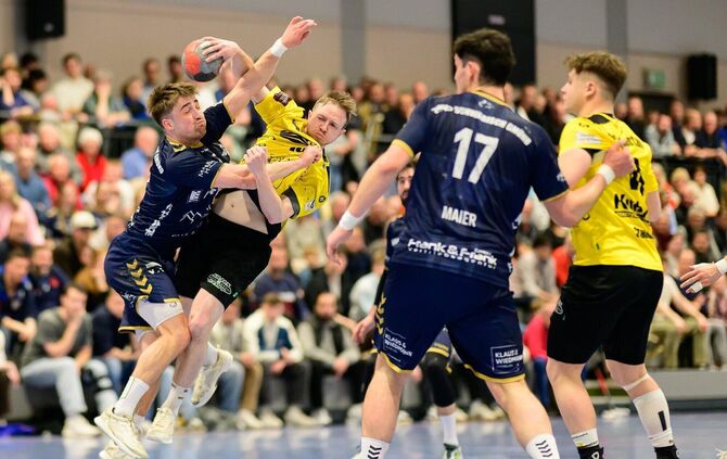 Es ging ordentlich zur Sache im Spiel der SG Weinstadt (in Gelb) gegen den Tabellenführer aus Gmünd (hier Robin Lidle mit Ball u