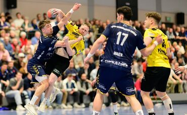 Es ging ordentlich zur Sache im Spiel der SG Weinstadt (in Gelb) gegen den Tabellenführer aus Gmünd (hier Robin Lidle mit Ball u