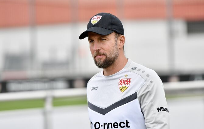 VfB-Trainer Sebastian Hoeneß freut sich auf das Topspiel gegen Borussia Dortmund (Archivbild).