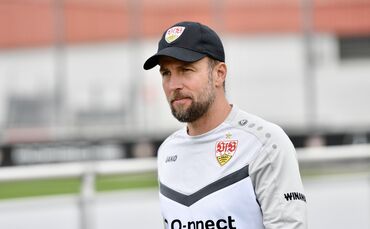 VfB-Trainer Sebastian Hoeneß freut sich auf das Topspiel gegen Borussia Dortmund (Archivbild).