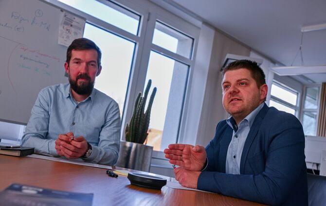 Der stellvertretende Kämmerer Philipp Schiller (links) und Bürgermeister Benedikt Paulowitsch.