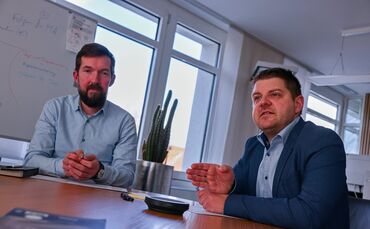 Der stellvertretende Kämmerer Philipp Schiller (links) und Bürgermeister Benedikt Paulowitsch.