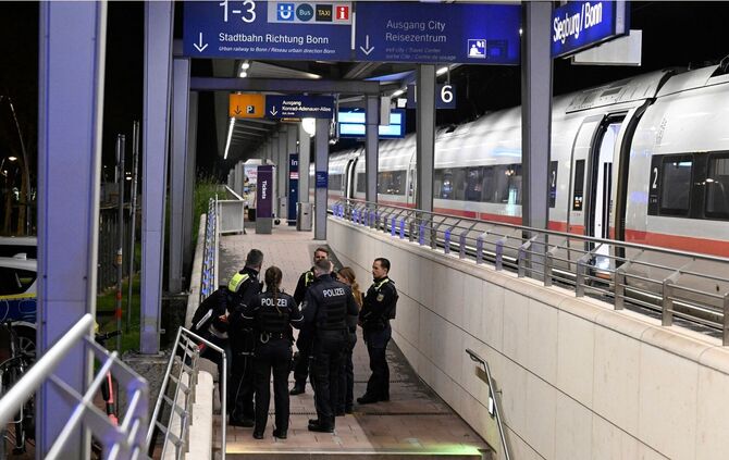 Mann droht mit Anschlag in ICE