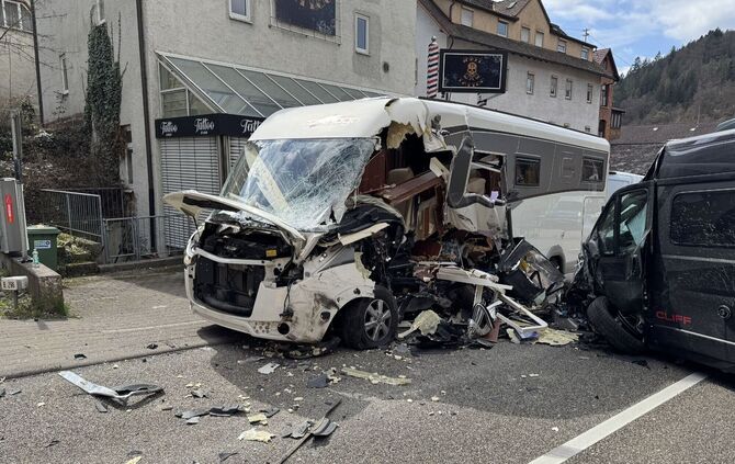 Totalschaden nach Crash zwischen Wohnmobil und Camper.