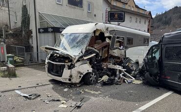 Totalschaden nach Crash zwischen Wohnmobil und Camper.