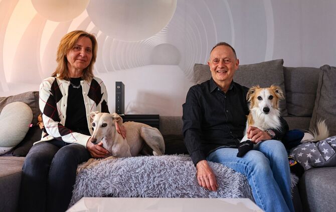 Gönnen sich auch mal eine Pause: Monica und Peter Tauer mit ihren beiden Windhunden Melody (links) und Linus auf dem heimischen