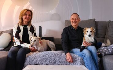 Gönnen sich auch mal eine Pause: Monica und Peter Tauer mit ihren beiden Windhunden Melody (links) und Linus auf dem heimischen