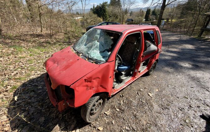 Wer weiß etwas vom illegal entsorgten Auto am Wanderparkplatz "Blaues Loch"?