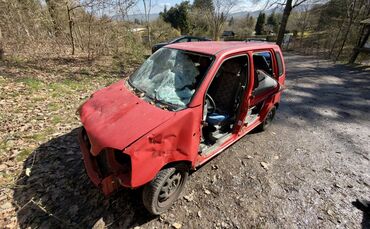 Wer weiß etwas vom illegal entsorgten Auto am Wanderparkplatz "Blaues Loch"?