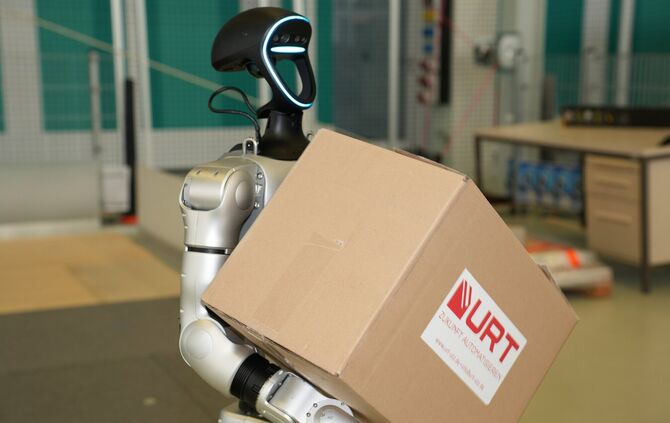Humanoider Roboter hilft beim Packen von Paketen für den Versand, hier im Rahmen eines Testprojekts der Firma URT aus Korb und d