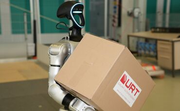 Humanoider Roboter hilft beim Packen von Paketen für den Versand, hier im Rahmen eines Testprojekts der Firma URT aus Korb und d