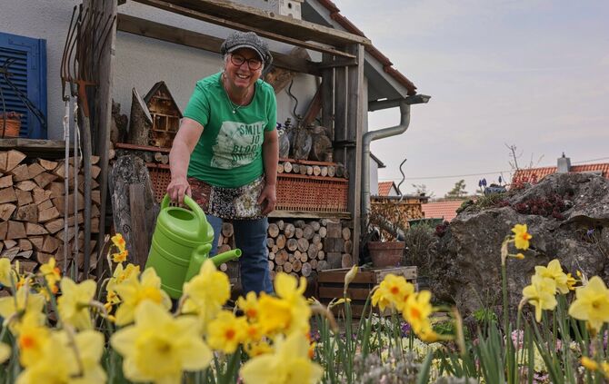 Marika P. liebt ihren Garten: Während die Osterglocken blühen, summen die ersten Bienen schon ums Bienenhotel herum. Als es ihr
