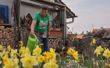 Marika P. liebt ihren Garten: Während die Osterglocken blühen, summen die ersten Bienen schon ums Bienenhotel herum. Als es ihr 