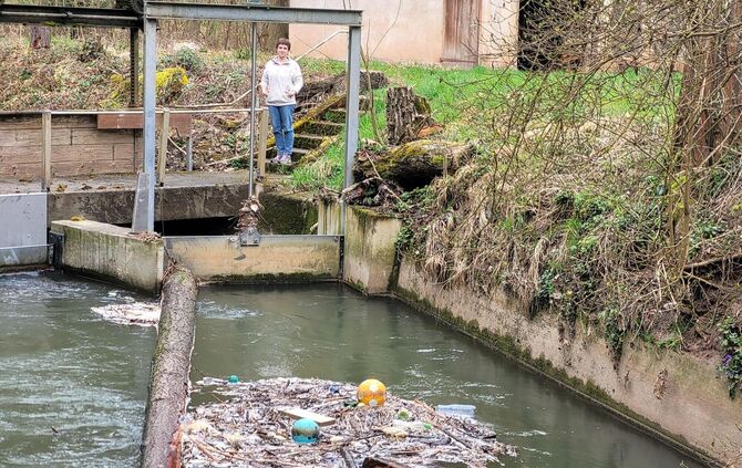 An der Hegnacher Mühle werden allerlei Dinge angeschwemmt. Hier mit Mühlen-Chefin Thea Scholz.